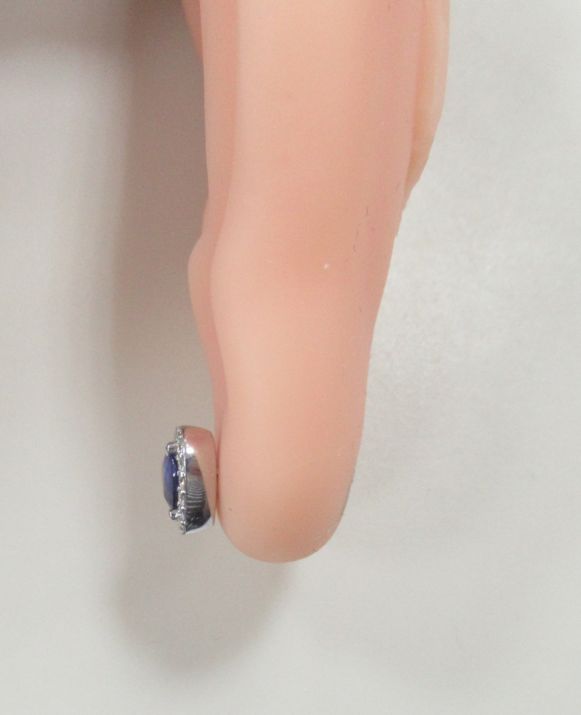 Серьги-пусеты из белого золота с сапфирами "Сердца"